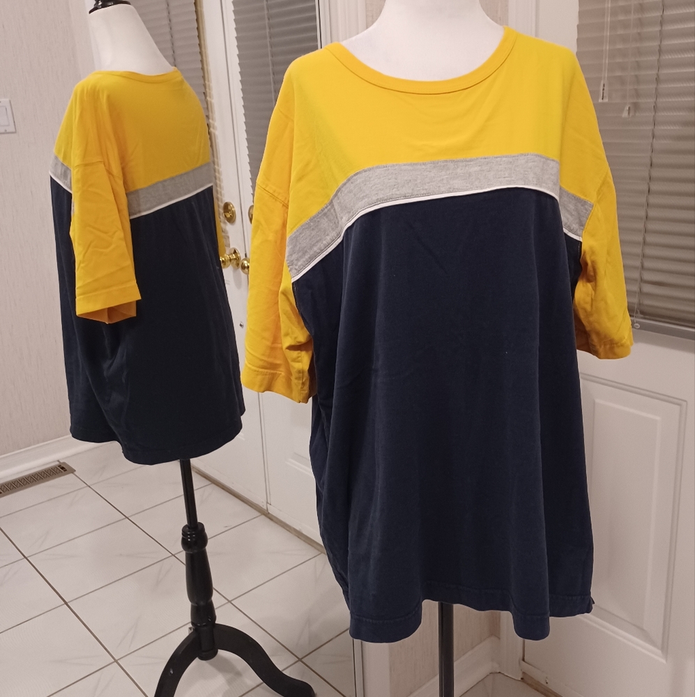 4/$60 Yellow & Navy Tee - Size Large (44)